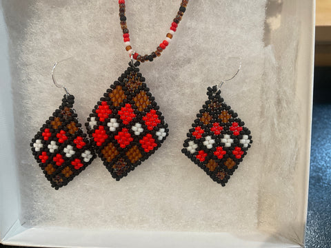 Diamond shaped earring with pendant